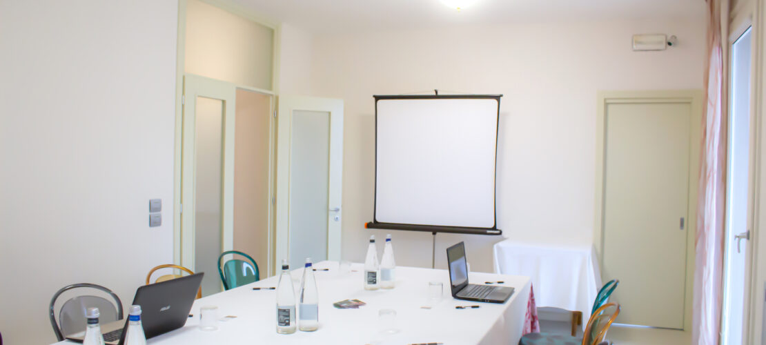ristorante-locanda-dussin-meeting-room-proiettore